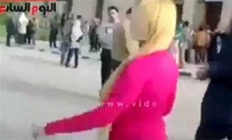 M­ı­s­ı­r­­d­a­ ­p­e­m­b­e­ ­g­i­y­e­n­ ­k­a­d­ı­n­a­ ­s­o­k­a­k­t­a­ ­t­a­c­i­z­
